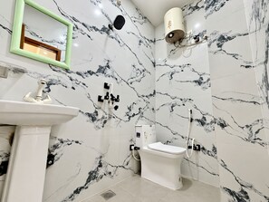 Chambre Deluxe, balcon, vue sur la ville | Salle de bain | Douche, serviettes fournies, savon, shampooing