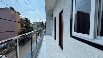 Deluxe Room, Balcony, City View | Balcony