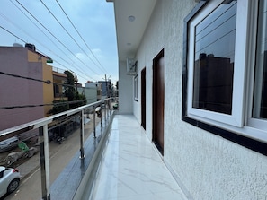 Deluxe Room, Balcony, City View | Balcony