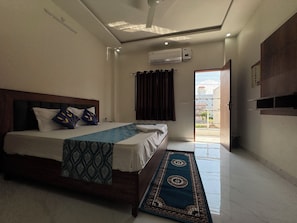 Deluxe Room, Balcony, City View | Laptop workspace, free WiFi