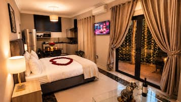 Monolocale Deluxe, 1 letto queen con divano letto | Biancheria da letto di alta qualità, copriletto in piuma