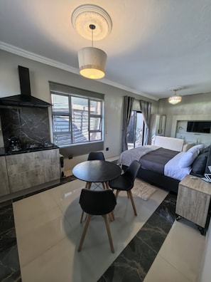 Estudio Deluxe, 1 cama de matrimonio con sofá cama | Ropa de cama de alta calidad, edredones de plumas, decoración individual