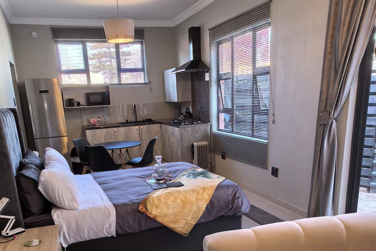 Deluxe-Studiosuite, Blick auf den Innenhof | Hochwertige Bettwaren, Daunenbettdecken, individuell dekoriert