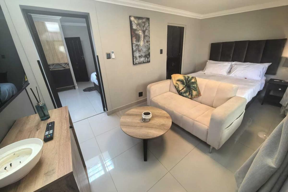 Quarto família, 1 quarto, vista para o pátio | Roupas de cama premium, edredons de pluma, individualmente decorados