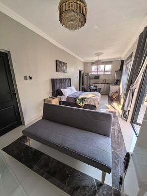 Deluxe Studio, 1 Queen Bed with Sofa bed | Premium bedding, down duvets, individually decorated - Bryanston Palms Accommodation (Sandton)