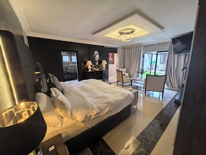 Deluxe Royal Palm Suite | Ropa de cama de alta calidad, edredones de plumas, decoración individual