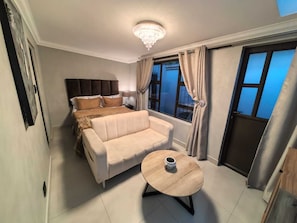 Quarto família, 1 quarto, vista para o pátio | Roupas de cama premium, edredons de pluma, individualmente decorados