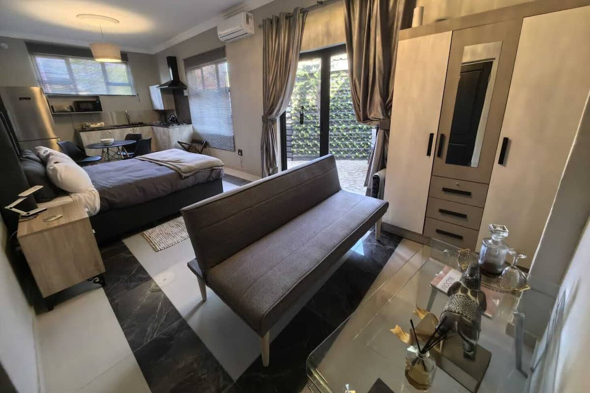 Deluxe Studio, 1 Queen Bed with Sofa bed | Premium bedding, down comforters, individually decorated