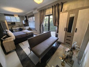 Deluxe Studio, 1 Queen Bed with Sofa bed | Premium bedding, down duvets, individually decorated - Bryanston Palms Accommodation (Sandton)