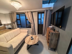 Quarto família, 1 quarto, vista para o pátio | Roupas de cama premium, edredons de pluma, individualmente decorados