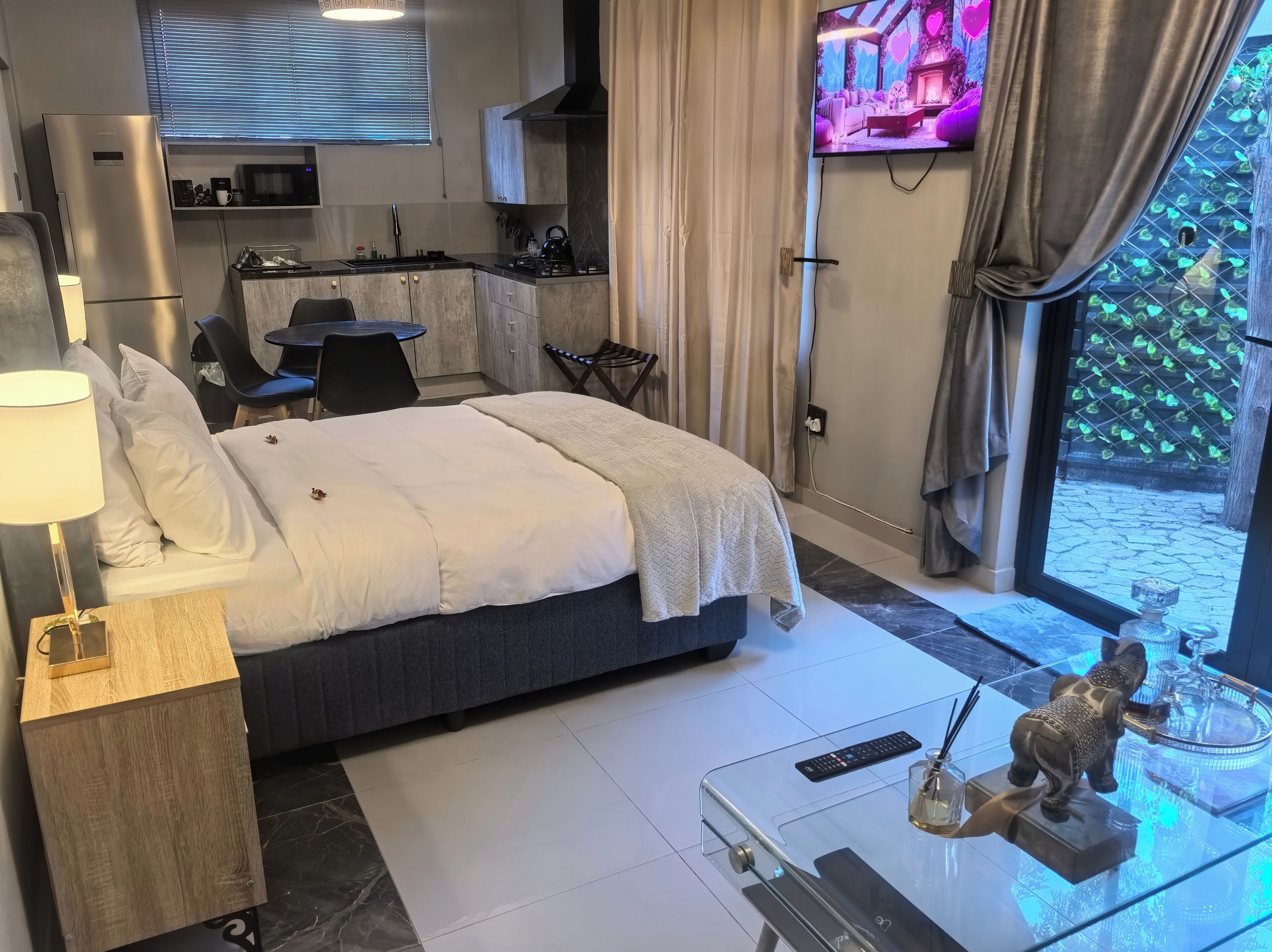 Studio – deluxe, 1 queensize-seng med sovesofa | Sengetøy av topp kvalitet, dundyner og individuelt dekorert