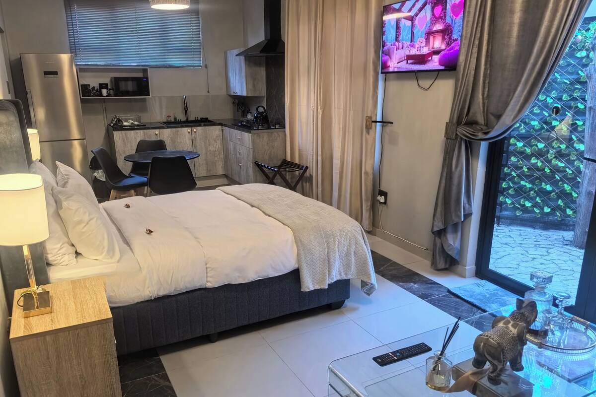 Studio – deluxe, 1 queensize-seng med sovesofa | Sengetøy av topp kvalitet, dundyner og individuelt dekorert