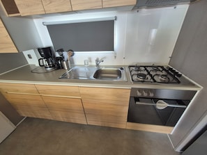 Micro-ondes, four, plaque de cuisson