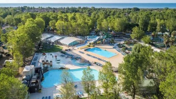 Un complexe hôtelier doté de plusieurs piscines, d’un parc aquatique et offrant une vue sur la mer.