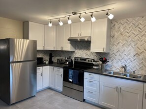 Jääkaappi, mikroaaltouuni, uuni, liesi