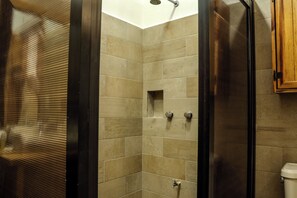 毛巾、肥皂、卫生纸