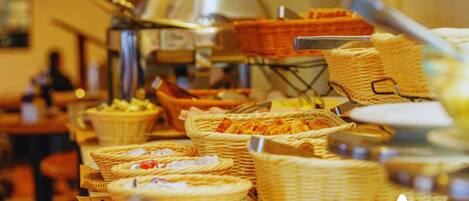 Un bufé con diversos alimentos presentados en cestas de mimbre.
