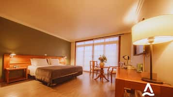 Junior-Studiosuite, 1 King-Bett, mit Bad | Kostenloses WLAN, Bettwäsche