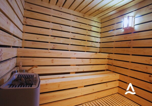 A sauna with wooden slats and a bench. - Almasur Punta Arenas Clásico (Punta Arenas)