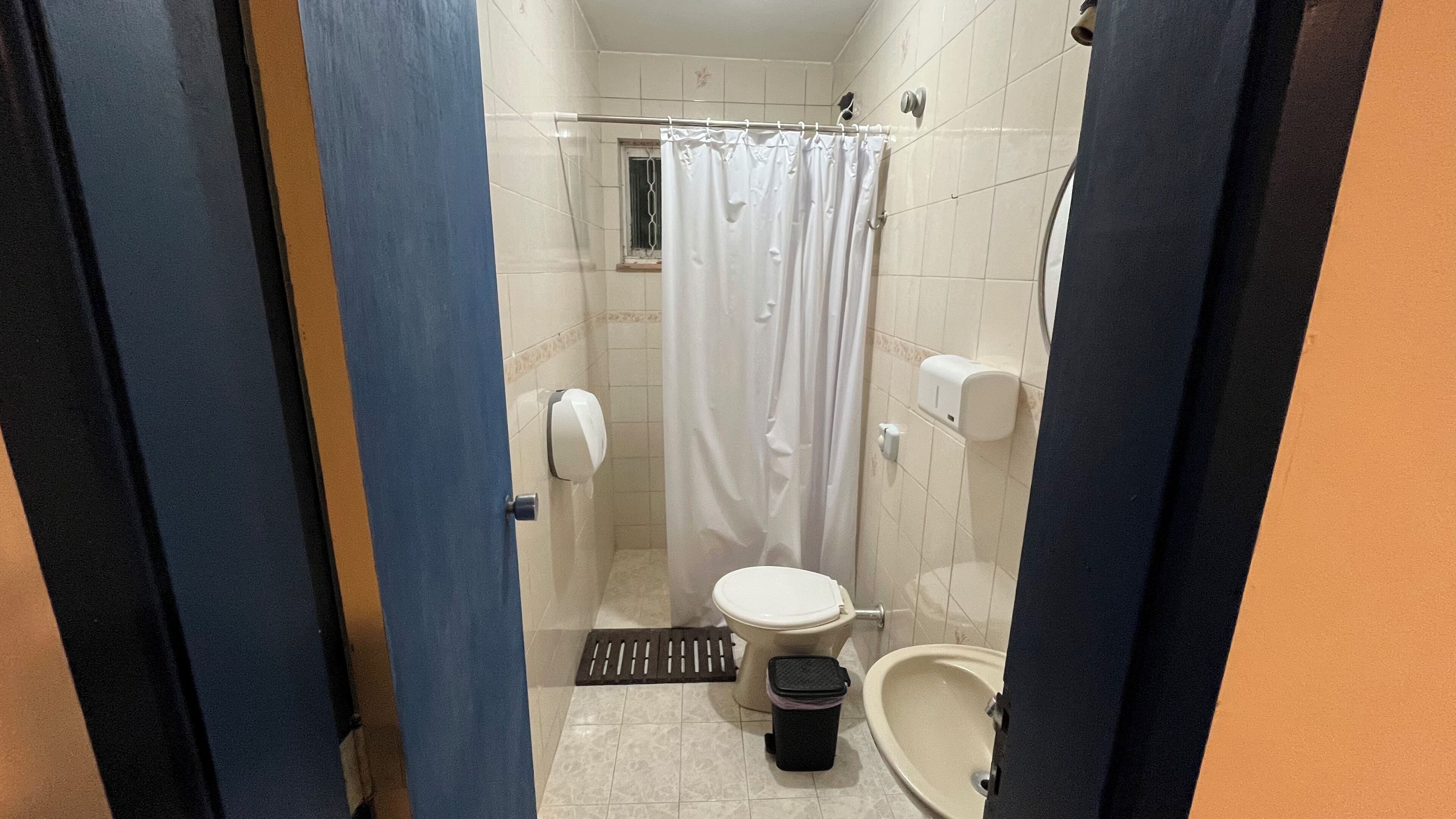 Regadera y papel de baño 