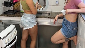Une cuisine avec des meubles blancs, une cuisinière et un évier.