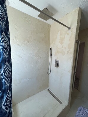 Regadera, toallas, papel de baño 
