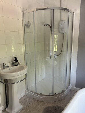 Secadora de cabello, toallas, jabón, papel de baño 