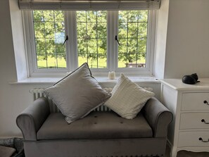 Smart-tv, een open haard, boeken en een stereo