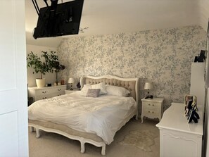 2 slaapkamers, een bureau, een strijkplank/strijkijzer, gratis wifi