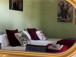 Habitación doble, vistas al jardín | Espacio para trabajar con un portátil, cortinas opacas, wifi gratis