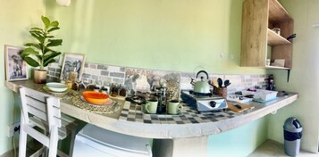 Frigorífico y utensilios de cocina