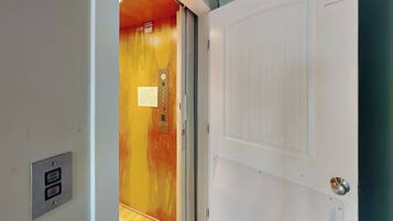 Studio (4 Bedrooms) | Property amenity