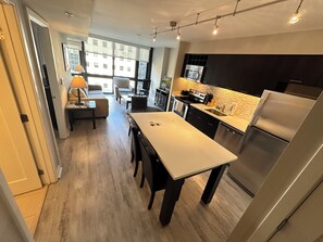 Mikrovågsugn, ugn, spishäll och diskmaskin