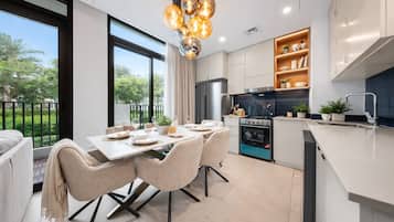 Signature Villa, Garden View | In-room dining