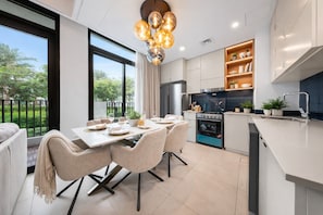 Signature-Villa, Gartenblick | Essbereich im Zimmer