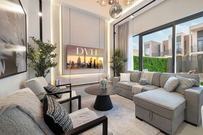 Deluxe-villa - parkudsigt | Opholdsområde | 55-tommers smart-tv med digitale kanaler, Netflix, streamingtjenester