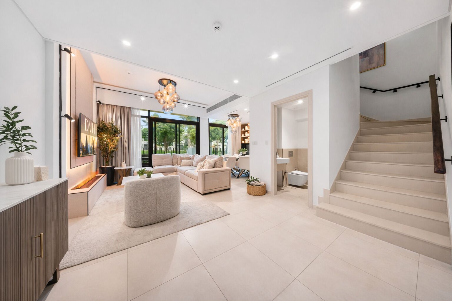 시그니처 빌라, 정원 전망 | 거실 공간 | 디지털 채널 시청이 가능한 55인치 스마트 TV, 넷플릭스, 스트리밍 서비스