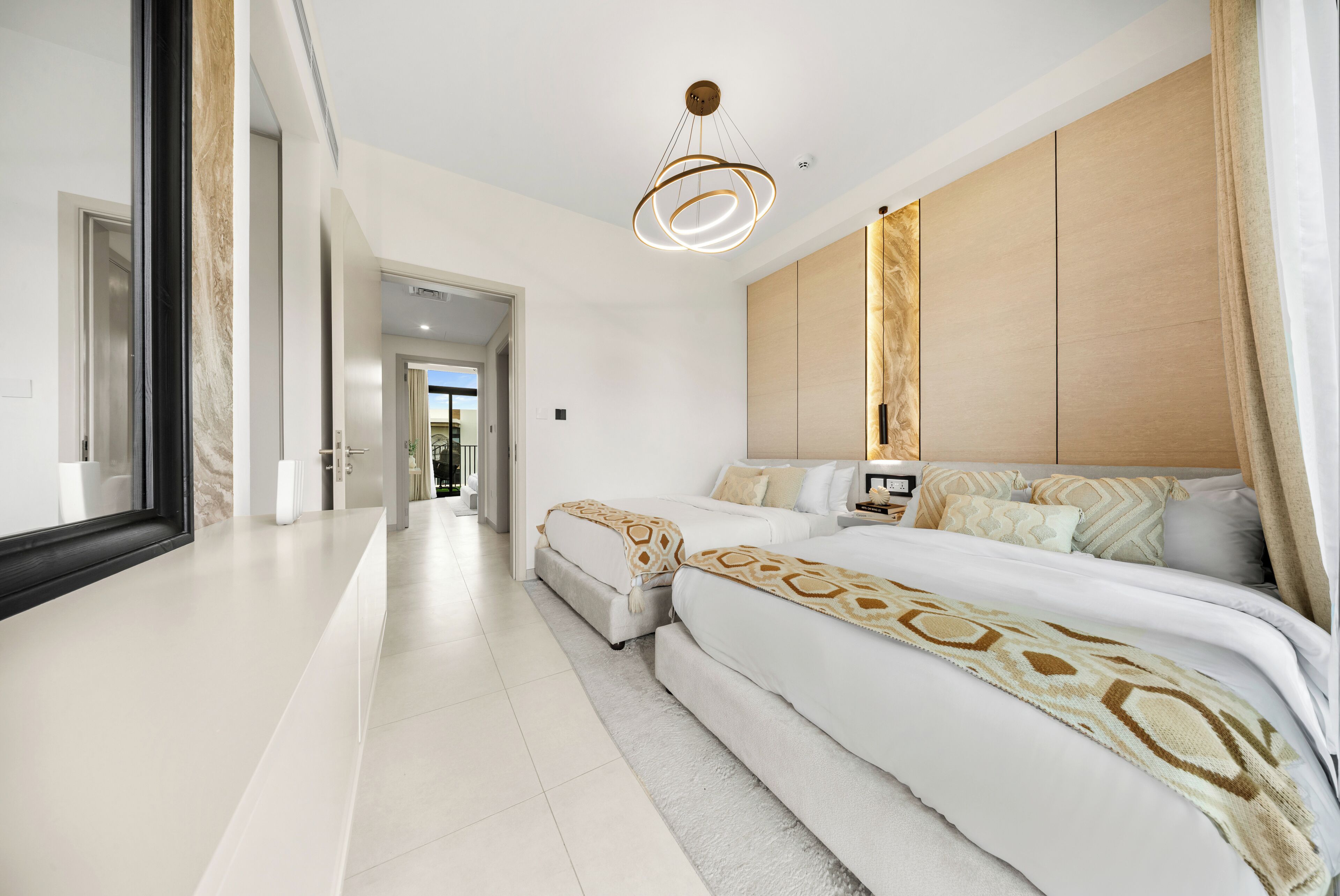 Una camera da letto moderna con un letto grande, un comodino e un’originale lampada a forma circolare.