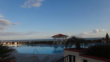 Condo (2 Bedrooms) | Property amenity