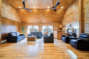 Smart TV, chimenea y tenis de mesa