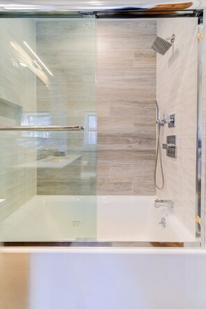 Douche, sèche-cheveux, serviettes fournies, savon