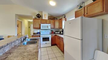 Studio (3 Bedrooms) | Property amenity