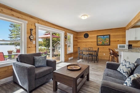 Smart TV. Lakeside Paradise awaits you!