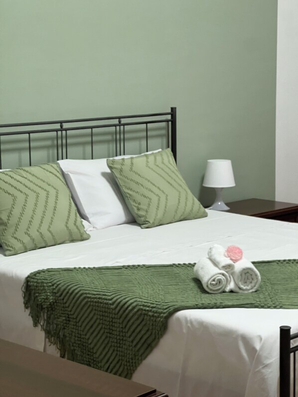 2 habitaciones, tabla de planchar con plancha, wifi y ropa de cama 