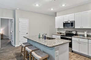 Fridge, microwave, stovetop, dishwasher