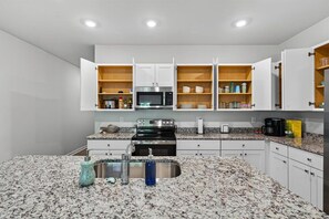 Køleskab, mikrobølgeovn, kogeplade, opvaskemaskine