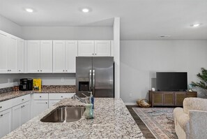 Kühlschrank, Mikrowelle, Herdplatte, Geschirrspüler