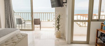 Spacious 4BR Oceanfront Penthouse in Ixtapa-Zihuatanejo