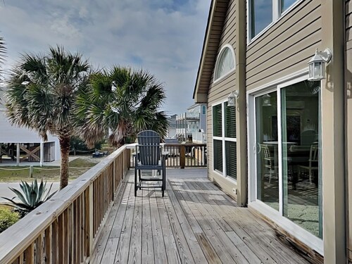 Sany Lu by Topsail Realty