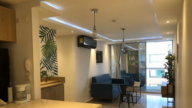 Un espace de vie moderne comprenant une cuisine, un coin repas et un coin salon.